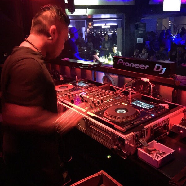 10/28/2015에 DJ KIMURAcei C.님이 Guilly&#39;s Night Club에서 찍은 사진