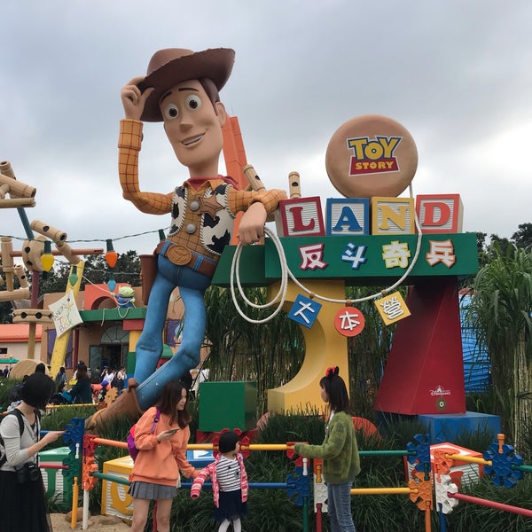 история игрушек парк развлечений. Disneyland toy story land. маленькие игрушки диснейленд. The land of stories.