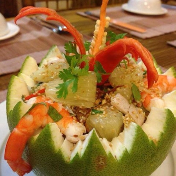 Photo taken at Le Chateau de Saigon Restaurant by Kh🎻nh on 11/10/2013