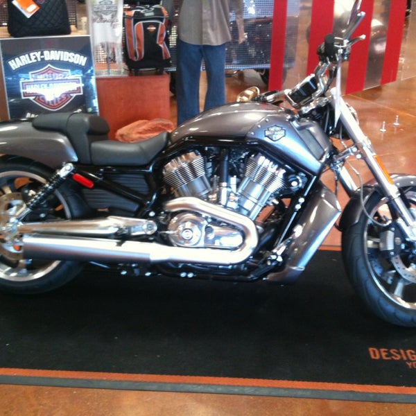 Das Foto wurde bei Red Rock Harley-Davidson von Eddie L. am 10/1/2013 aufgenommen