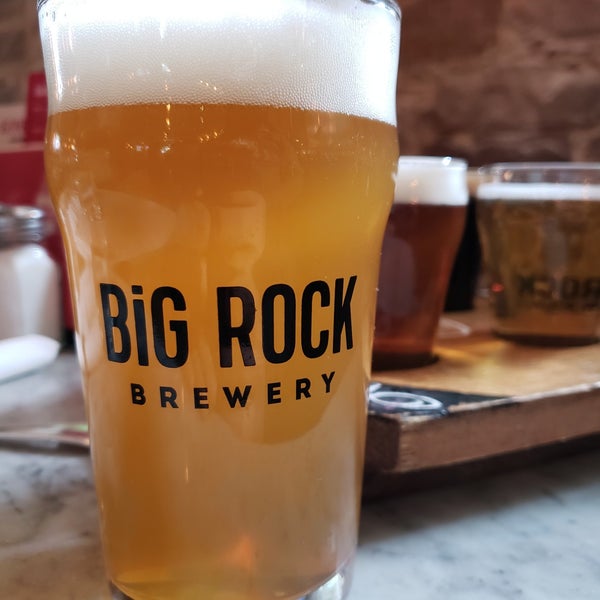 Foto tomada en Liberty Commons at Big Rock Brewery  por Mathew R. el 4/27/2019