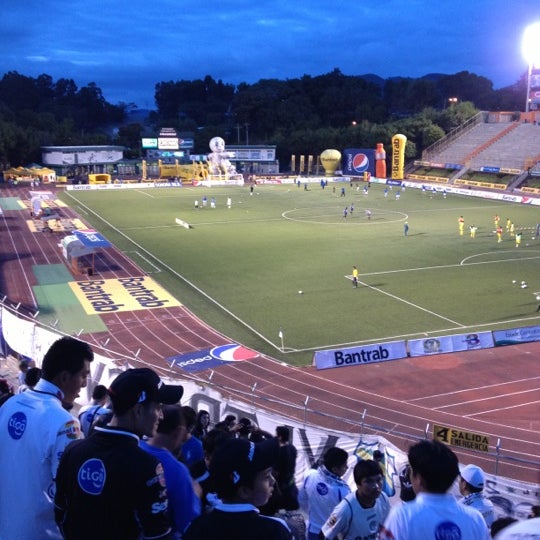 รูปภาพถ่ายที่ Estadio Cementos Progreso โดย Alejandra M. เมื่อ 12/1/2012