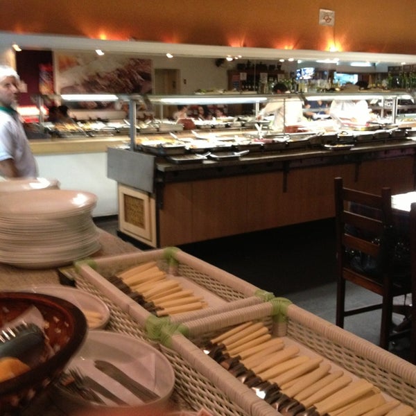 รูปภาพถ่ายที่ Requinte Pizzaria e Restaurante โดย Lecco T. เมื่อ 1/9/2013