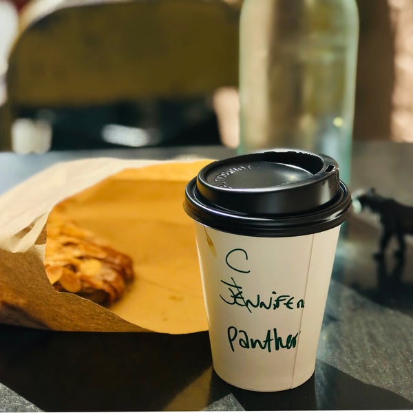 2/9/2018 tarihinde Jennifer D.ziyaretçi tarafından Cabrito Coffee Traders'de çekilen fotoğraf