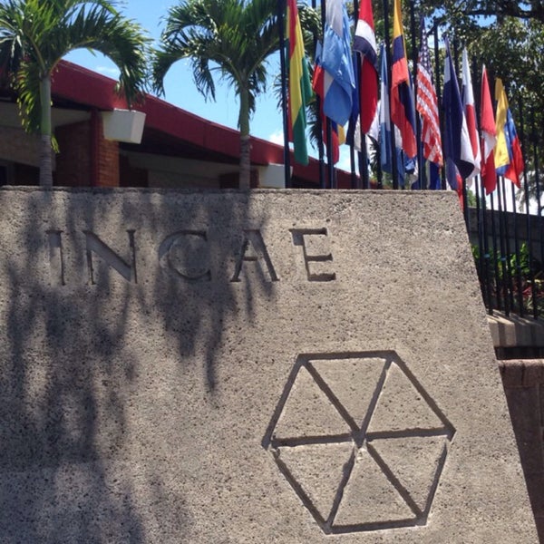 รูปภาพถ่ายที่ INCAE Business School โดย Claudia E. เมื่อ 8/28/2015