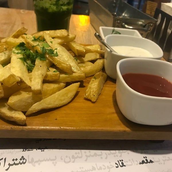 รูปภาพถ่ายที่ Pich Restaurant | رستوران پیچ โดย Daryoush เมื่อ 7/21/2018