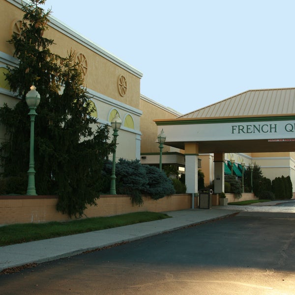 รูปภาพถ่ายที่ Holiday Inn Perrysburg-French Quarter โดย Liana C. เมื่อ 9/16/2013