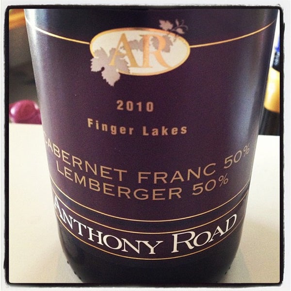 Foto tirada no(a) Anthony Road Wine Company por Elizabeth S. em 11/10/2012