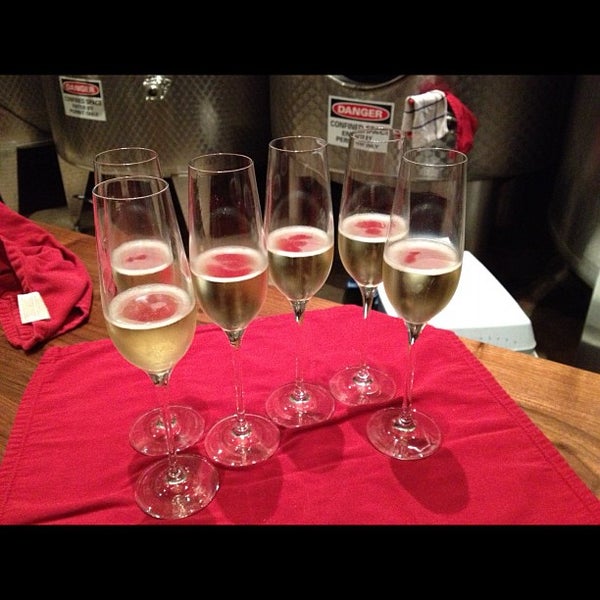 รูปภาพถ่ายที่ Lamoreaux Landing Wine Cellars โดย Elizabeth S. เมื่อ 11/11/2012
