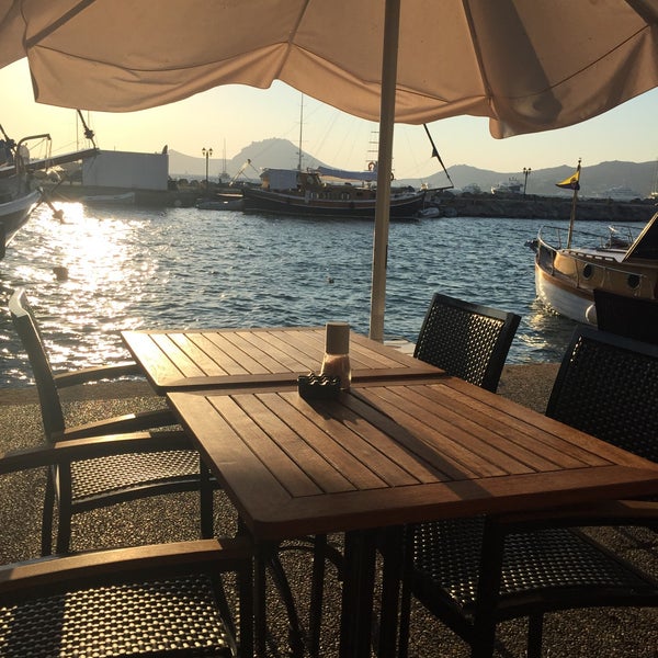 Das Foto wurde bei Caliente Cafe &amp; Restaurant von Aysel Ö. am 8/21/2015 aufgenommen