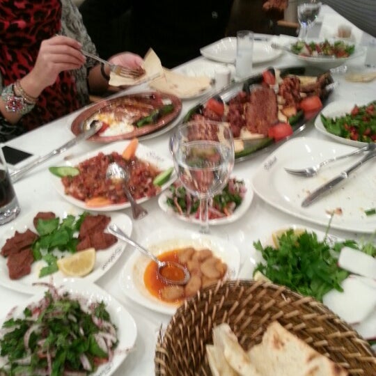 Foto tirada no(a) Işıkhan Restaurant por Emre C. em 12/22/2012