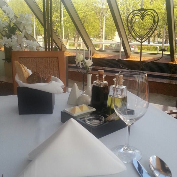 Foto tirada no(a) Piramīda restaurant por Nadīna Z. em 5/5/2014