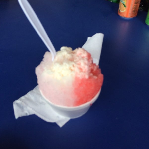 Photo taken at Local Boys Shave Ice - Kihei by Lanae R. on 10/16/2013