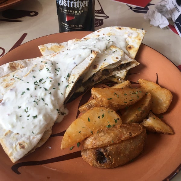 El lugar es modesto, pero su comida es deliciosa, el precio muy accesible, tienen cervezas alemanas y mexicanas artesanales, y el servicio es muy bueno. Lo recomiendo!