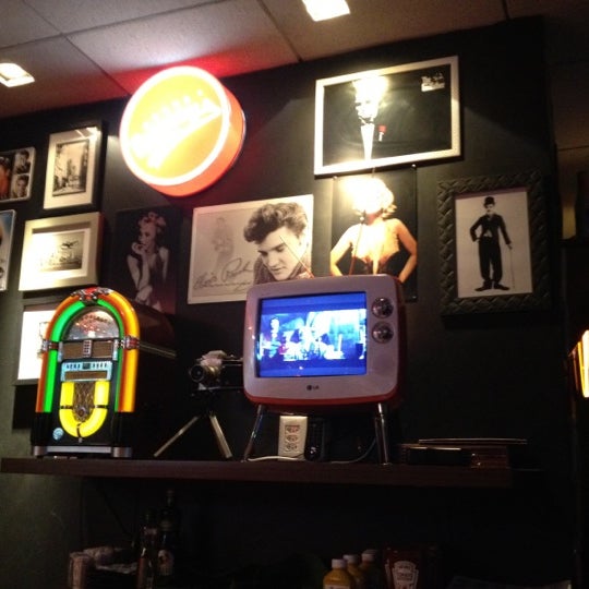 10/19/2012にStephanie L.がBarney&#39;s Burgerで撮った写真