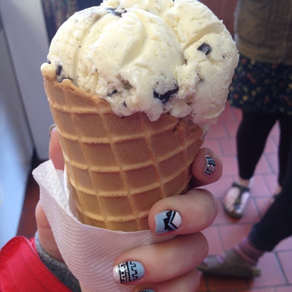 Foto scattata a Zinger&#39;s Homemade Ice Cream da Josie H. il 3/24/2013