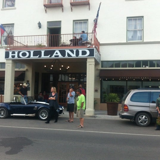 รูปภาพถ่ายที่ The Holland Hotel โดย Julie M. เมื่อ 11/17/2012