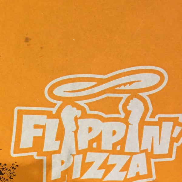 Foto diambil di Flippin Pizza oleh » ₳  M  € « pada 12/27/2014