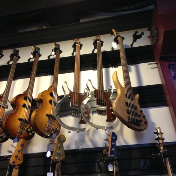 รูปภาพถ่ายที่ Gruhn Guitars โดย Patrick M. เมื่อ 3/13/2013