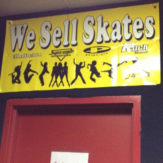 Foto diambil di Lynnwood Bowl &amp; Skate oleh Anisa X. pada 10/28/2012