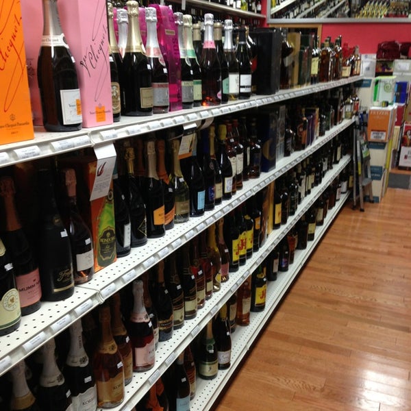 Photo prise au Clearview 35 Wine &amp; Liquor par Mi C. le9/14/2013