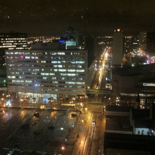 รูปภาพถ่ายที่ Radisson Hotel Winnipeg Downtown โดย Brian B. เมื่อ 10/19/2012