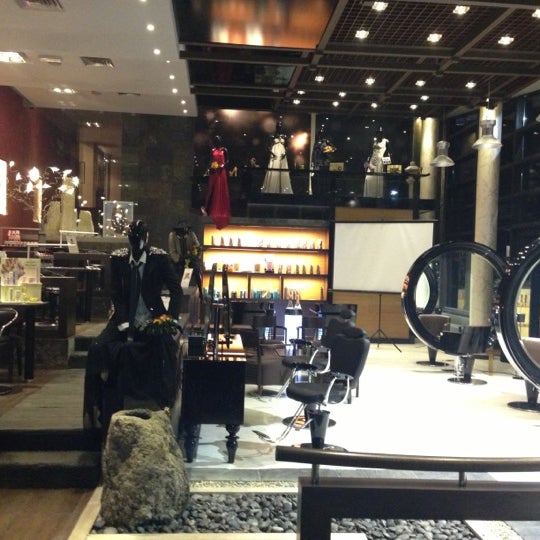 รูปภาพถ่ายที่ Inari Beauty Fashion Lounge โดย Simona R. เมื่อ 12/5/2012