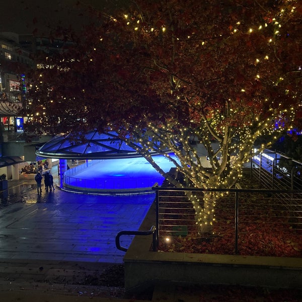 รูปภาพถ่ายที่ Robson Square โดย Ryan W. เมื่อ 11/27/2022