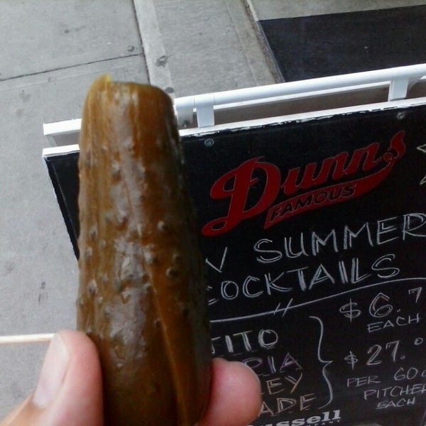 Das Foto wurde bei Dunn’s Famous Restaurant &amp; Delicatessen von Ryan W. am 7/6/2014 aufgenommen