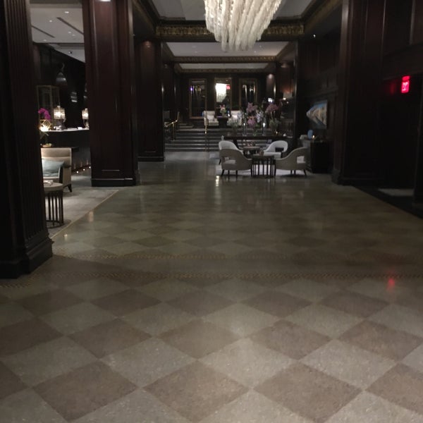 Foto diambil di Rosewood Hotel Georgia oleh Ryan W. pada 3/10/2020