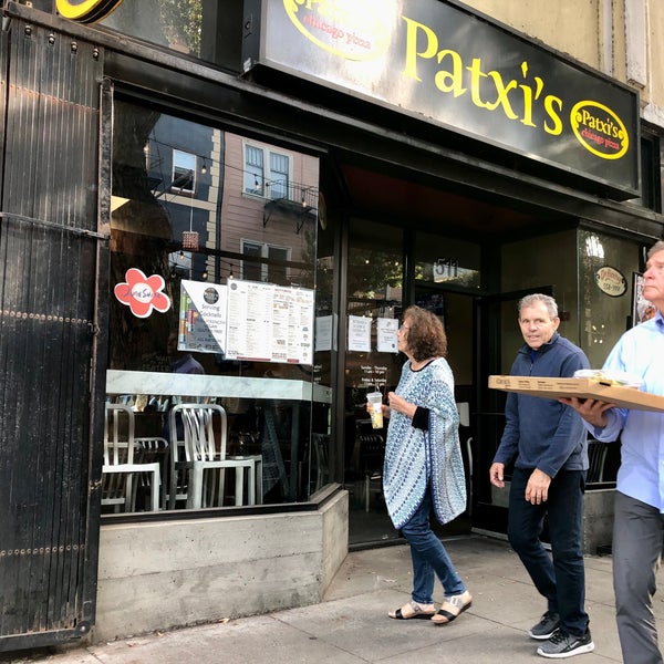 Foto diambil di Patxi&#39;s Pizza oleh Kyle M. pada 8/2/2022