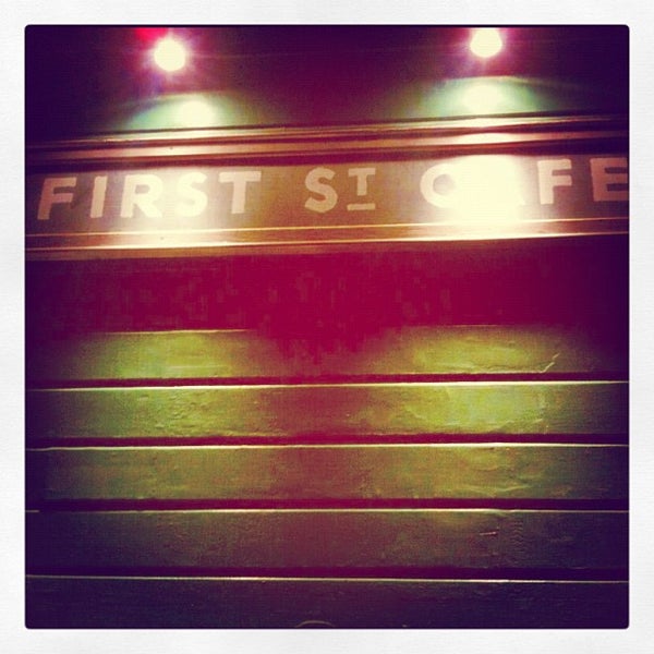 Photo prise au First Street Cafe par Kyle M. le11/26/2012