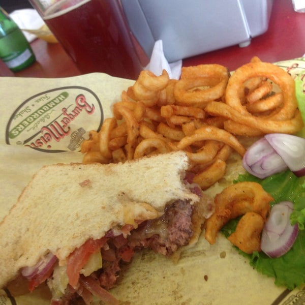 Das Foto wurde bei BurgerMeister von Kyle M. am 9/14/2014 aufgenommen