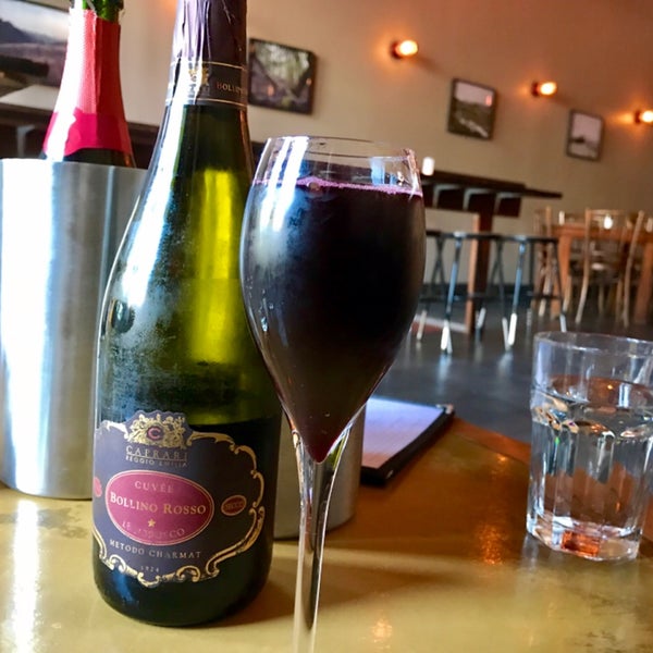 2/16/2019 tarihinde Kyle M.ziyaretçi tarafından Blush! Wine Bar'de çekilen fotoğraf