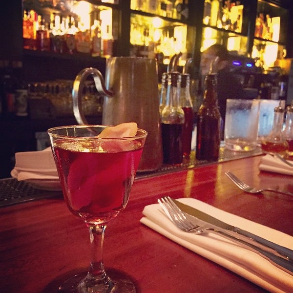 3/28/2015 tarihinde Kyle M.ziyaretçi tarafından Flora Restaurant &amp; Bar'de çekilen fotoğraf