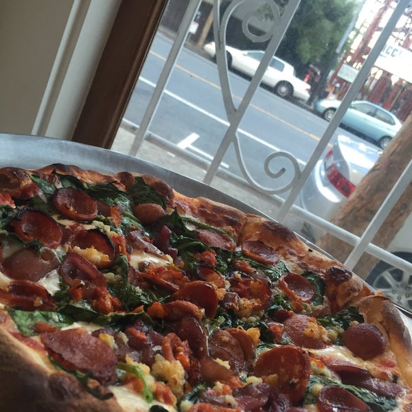 7/17/2015 tarihinde Kyle M.ziyaretçi tarafından Pauline&#39;s Pizza &amp; Wine Bar'de çekilen fotoğraf
