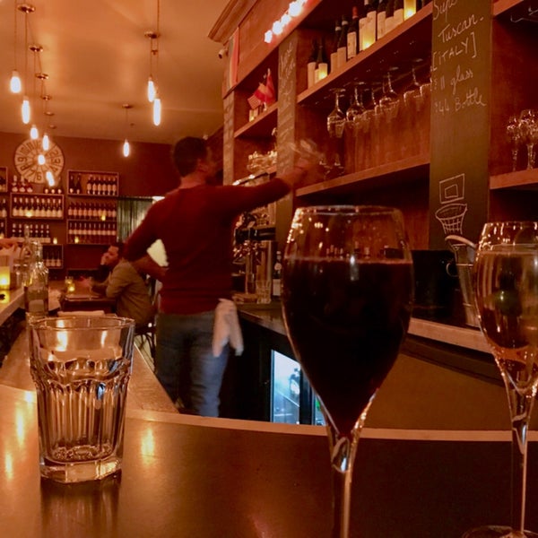 11/10/2018 tarihinde Kyle M.ziyaretçi tarafından Blush! Wine Bar'de çekilen fotoğraf