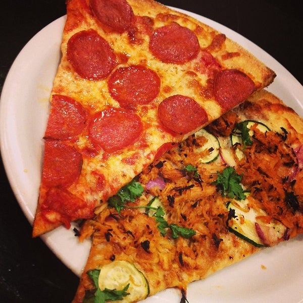 รูปภาพถ่ายที่ Pizza Orgasmica โดย Kyle M. เมื่อ 2/7/2014