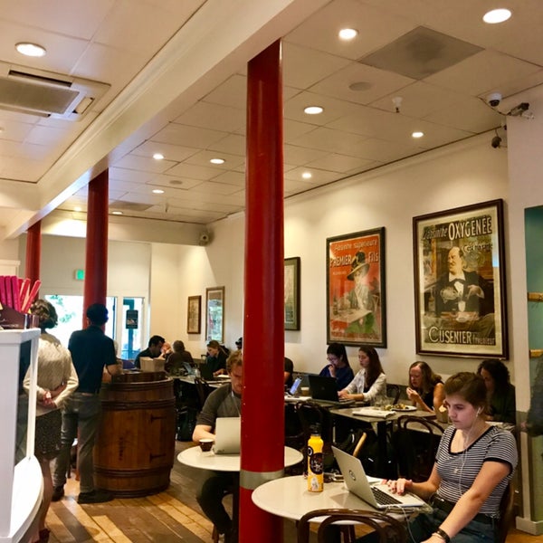 9/30/2018 tarihinde Kyle M.ziyaretçi tarafından Arlequin Cafe &amp; Food To Go'de çekilen fotoğraf