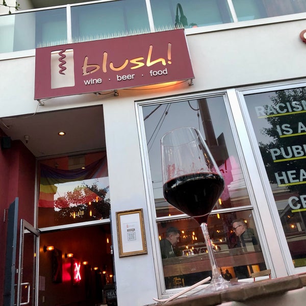6/14/2022 tarihinde Kyle M.ziyaretçi tarafından Blush! Wine Bar'de çekilen fotoğraf