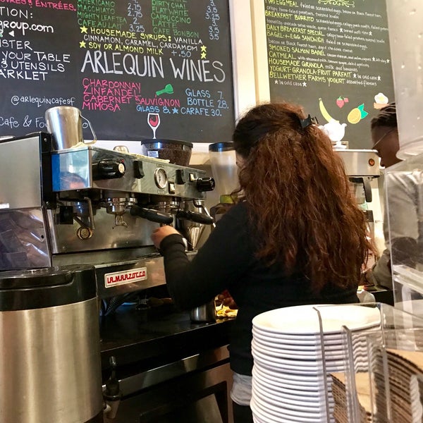 9/25/2018 tarihinde Kyle M.ziyaretçi tarafından Arlequin Cafe &amp; Food To Go'de çekilen fotoğraf