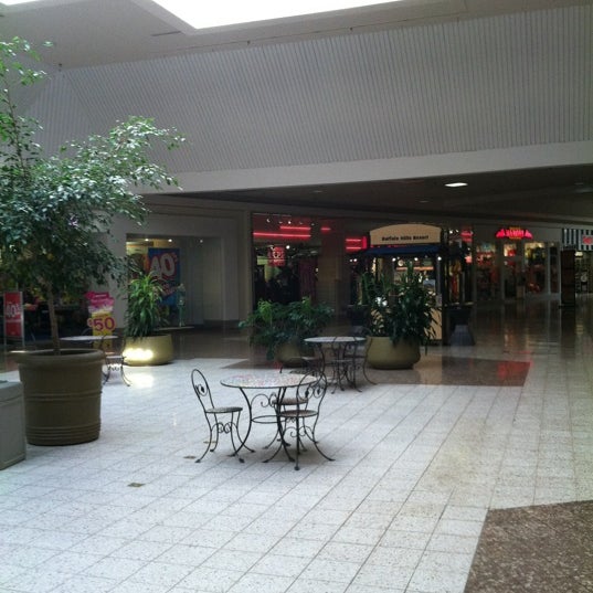 Colony Square Mall 837 ziyaretçidan 8 tavsiye