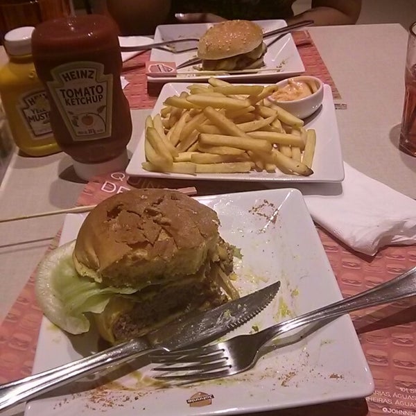 Photo taken at Johnnie Special Burger by Silvio Takeshi I. on 4/17/2014