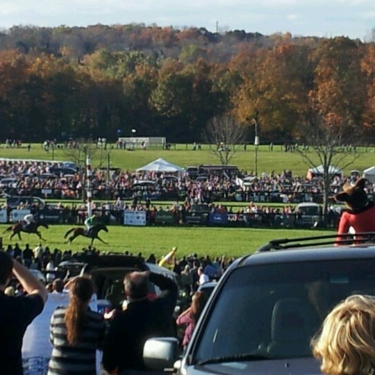 Foto tirada no(a) Moorland Farm - The Far Hills Race Meeting por Brittany S. em 10/21/2012