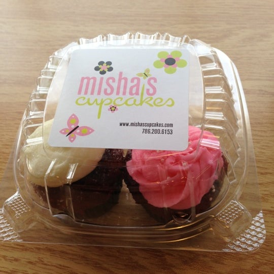 รูปภาพถ่ายที่ Misha&#39;s Cupcakes โดย Andres A. เมื่อ 10/23/2012
