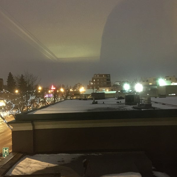 2/14/2015 tarihinde Don N.ziyaretçi tarafından Varscona Hotel on Whyte'de çekilen fotoğraf