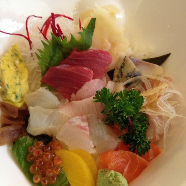 Foto tirada no(a) Toshi Sushi por Rachel S. em 2/14/2013