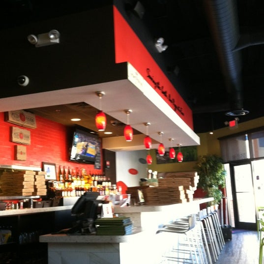 Foto diambil di Pizza Fusion of Westchase oleh Ruth O. pada 10/18/2012