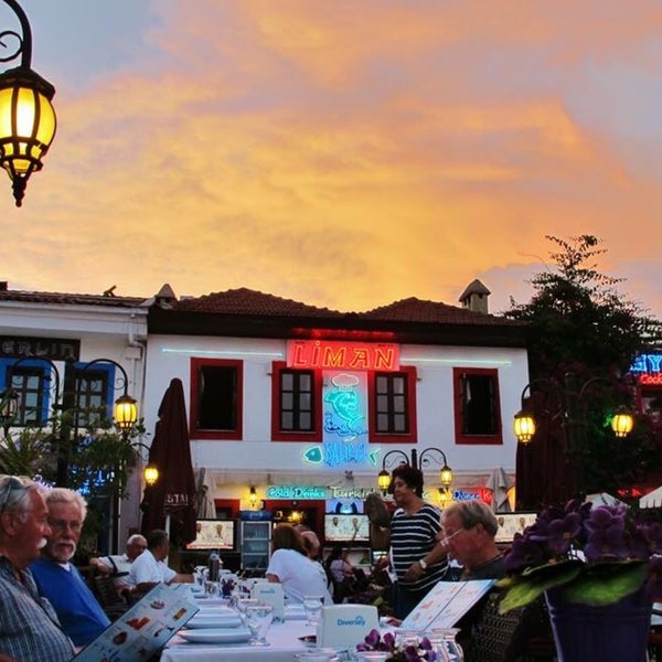 6/27/2015에 N.Tunç ☪.님이 Ömür Liman Restaurant에서 찍은 사진