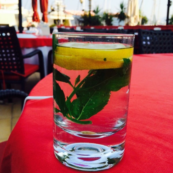 8/3/2015에 N.Tunç ☪.님이 Ömür Liman Restaurant에서 찍은 사진